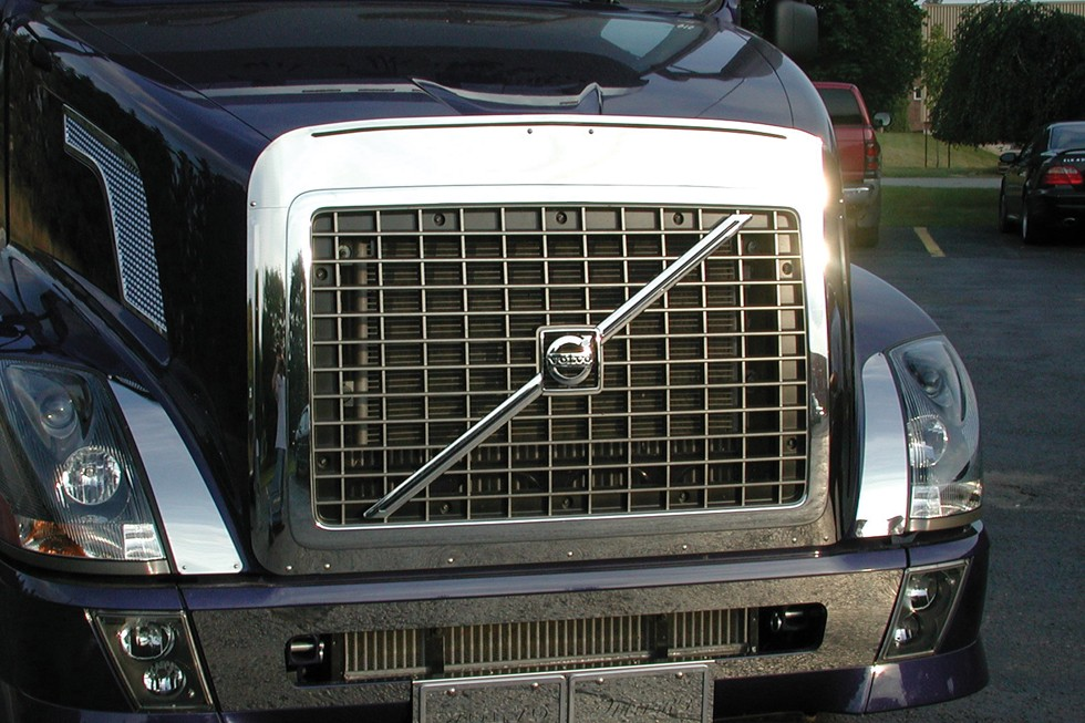 Grille Surround & Bug Deflector Volvo 2003+ VN
