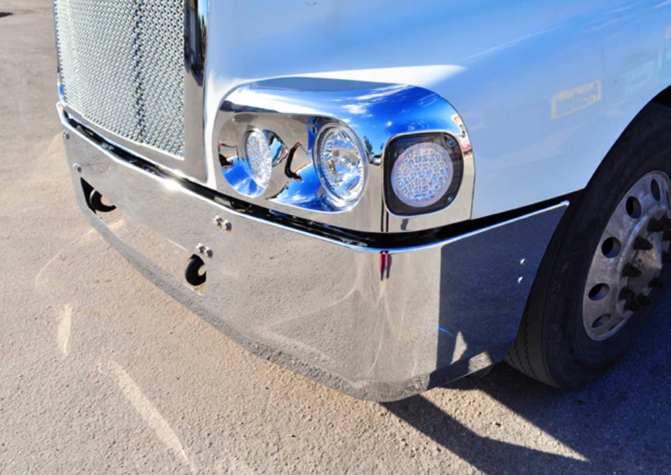 Bumper 18" Chrome Freightliner Century (1996-2004) . Aerodynamic Cut, Mounting Bolt & Large Center Tow Holes.