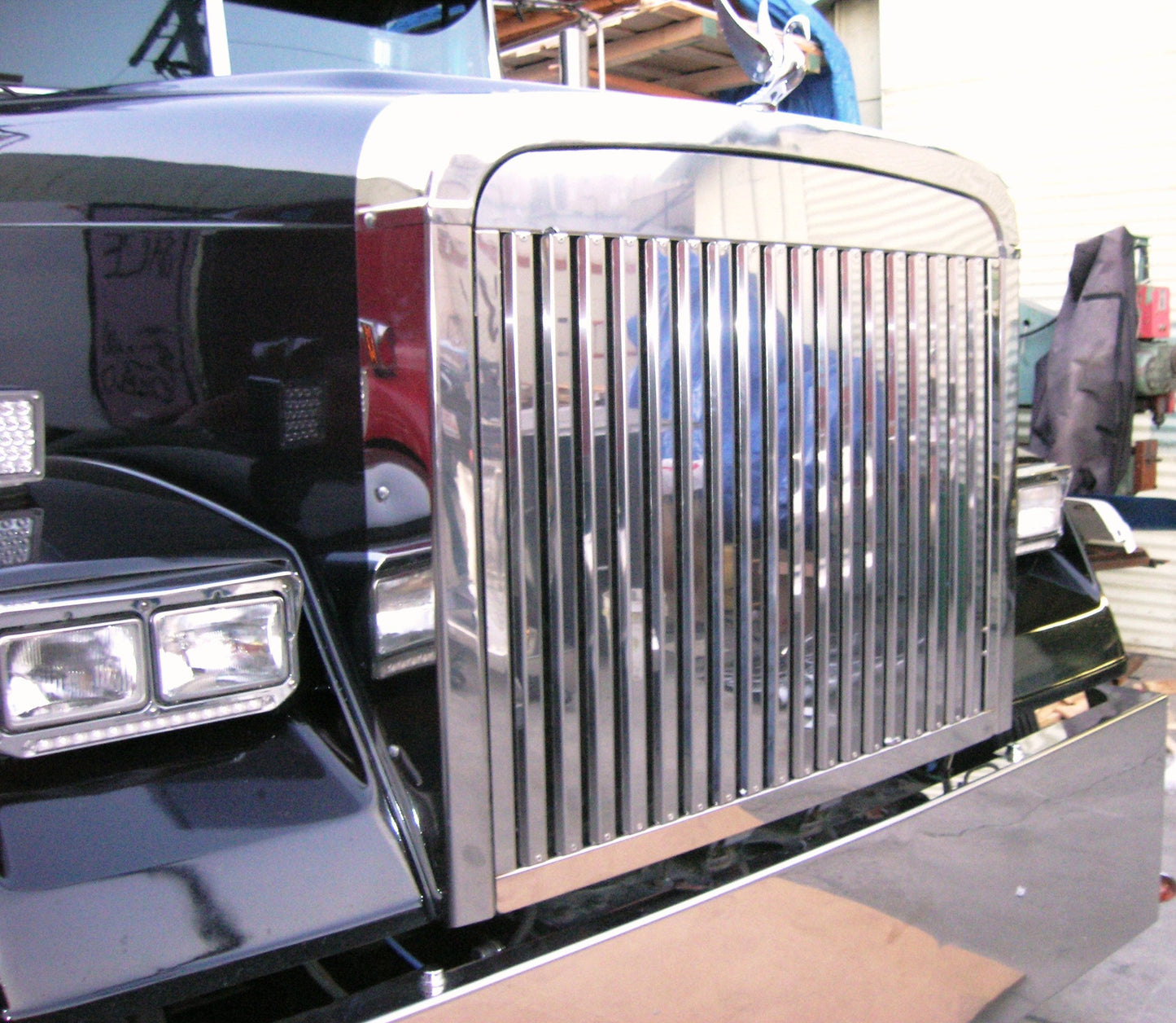 Freightliner Classic/XL/FLD 120 Hood Grill 17 Vertical Bars