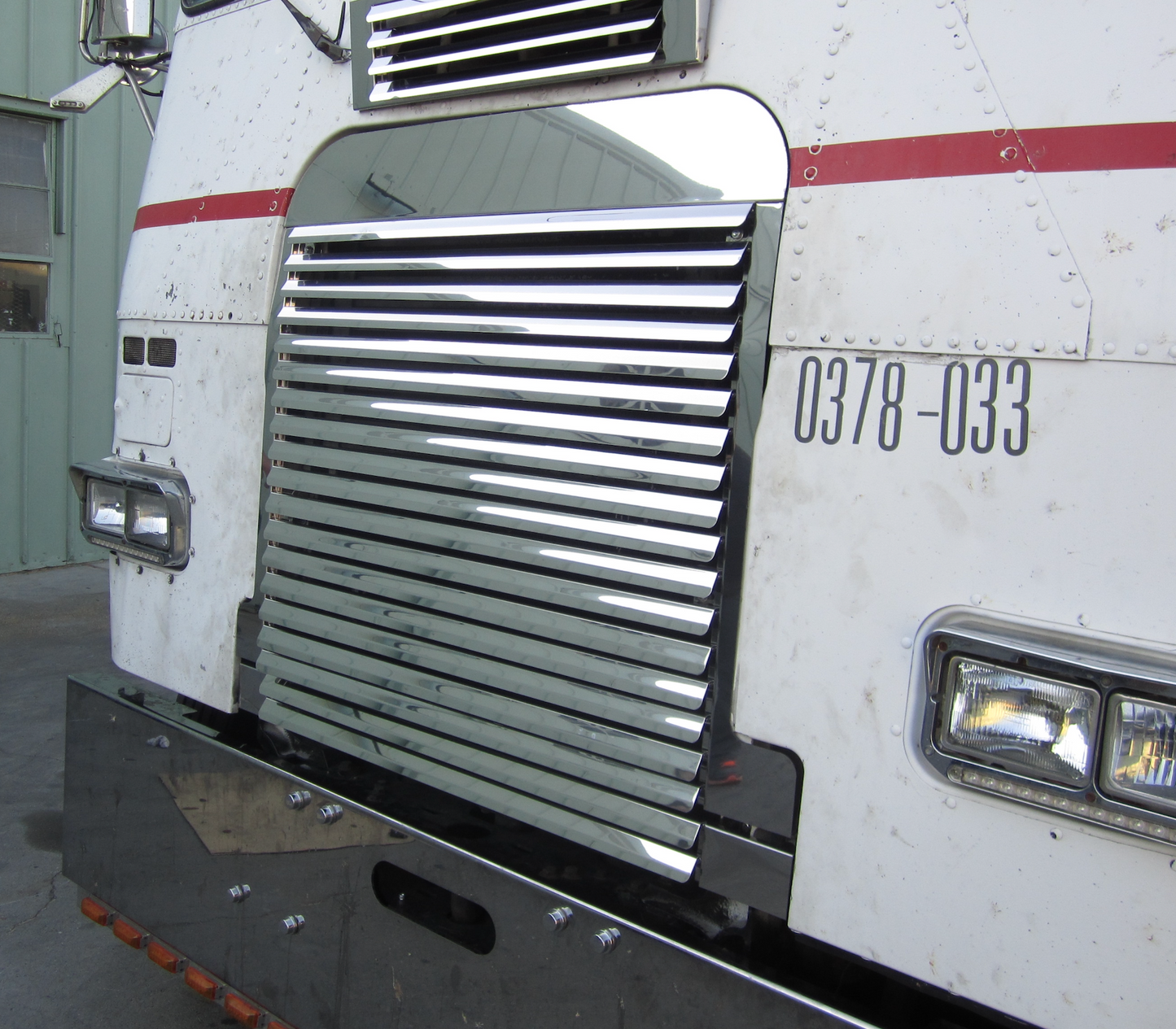 Freightliner FLA Cab Over Hood Grill w/17 Louvers & Bottom Grill Insert w/2 Louvers (36.5)