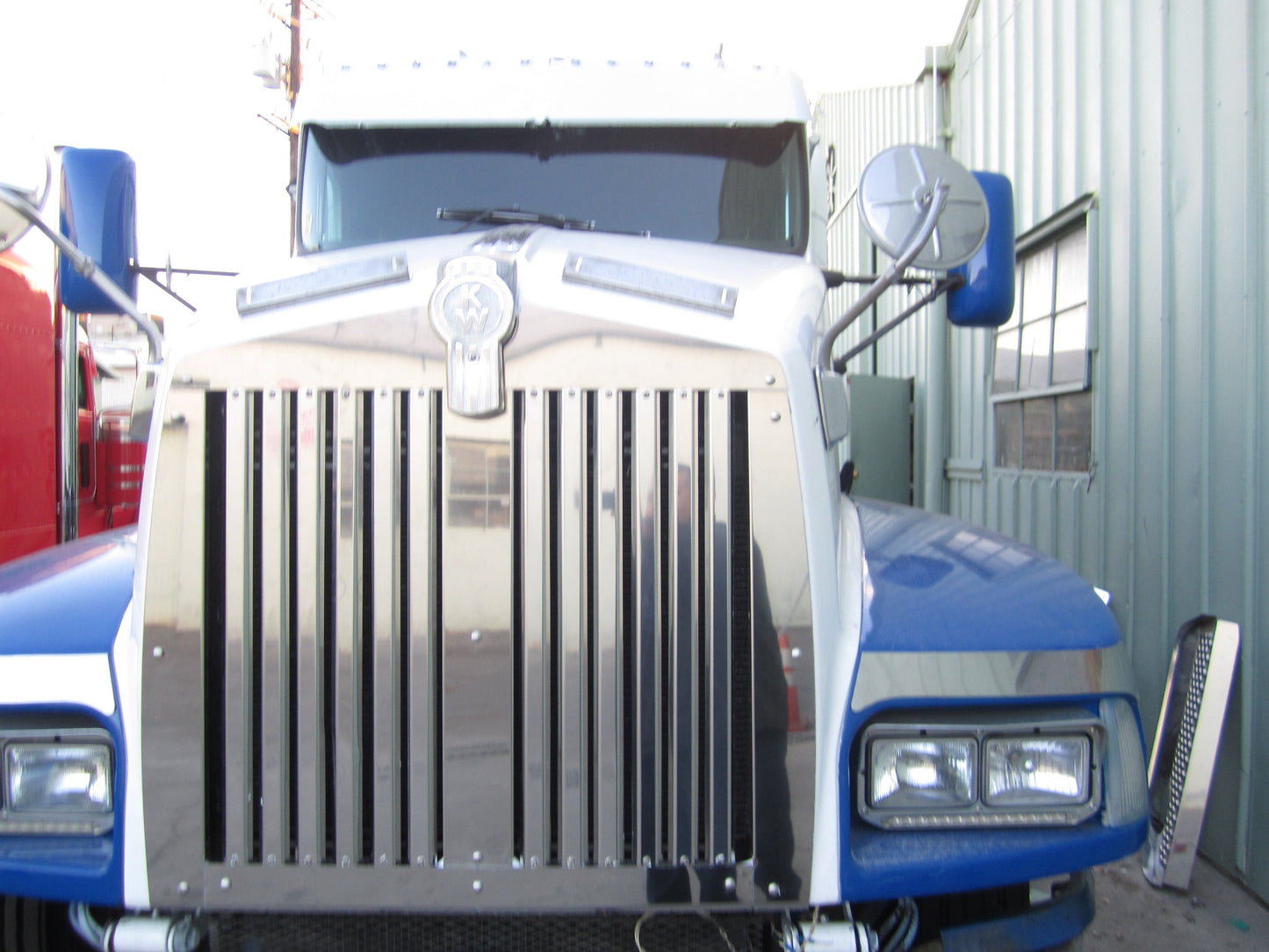 Kenworth T600 Hood Grill w/12 Vertical Bars (25.25)