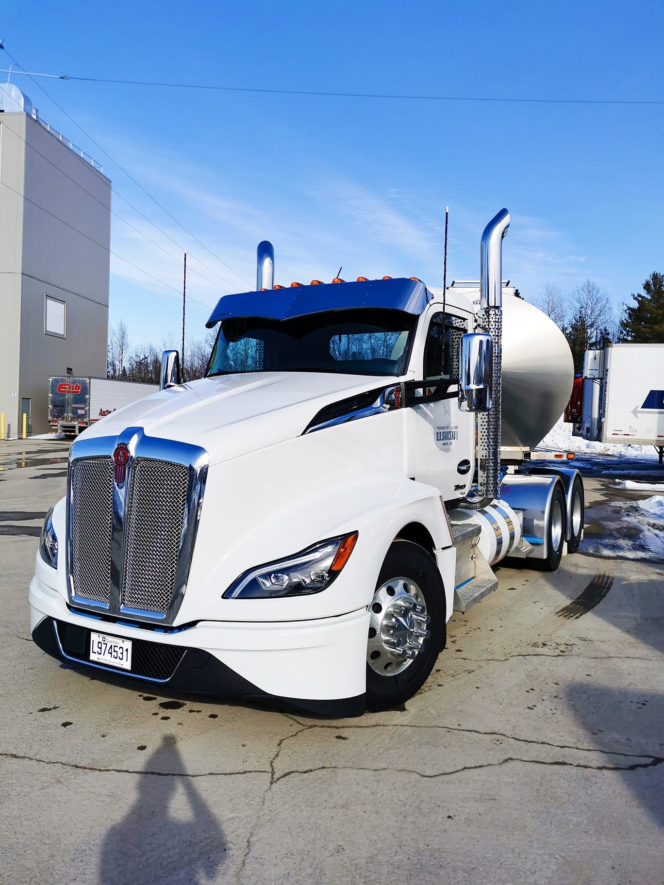 Kenworth T680/T880 Day Cab 13" x 16" Widow's Peak Visor