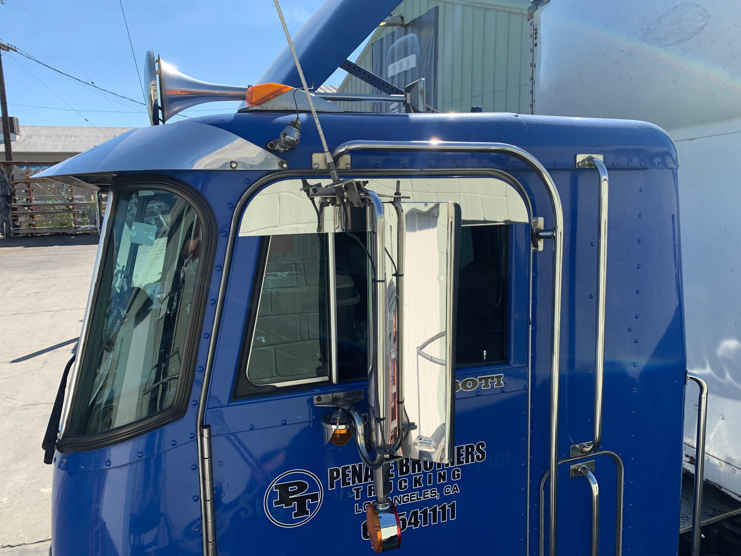 Peterbilt 362 Cab Over 5" Chop Top (Door Mounted Mirrors)