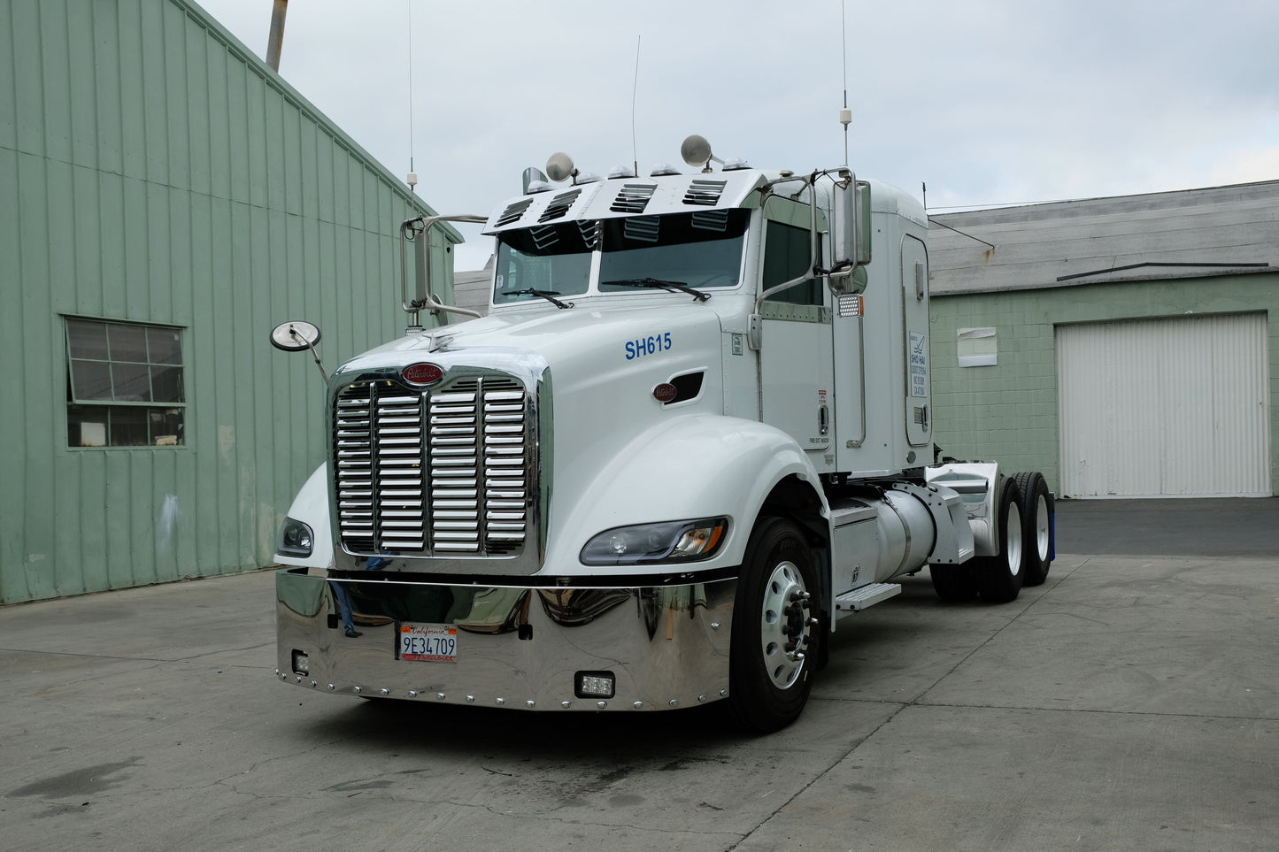 Peterbilt 386 Hood Grill w/58 Punch Louvers